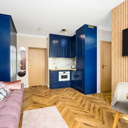 Pink Flower By Oneapartments Apartment