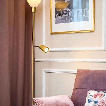Pink Flower By Oneapartments Apartment *